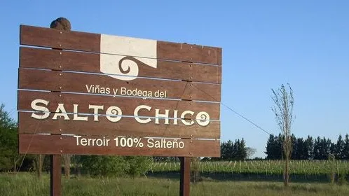 Cartel de entrada de Viñas y Bodega del Salto Chico