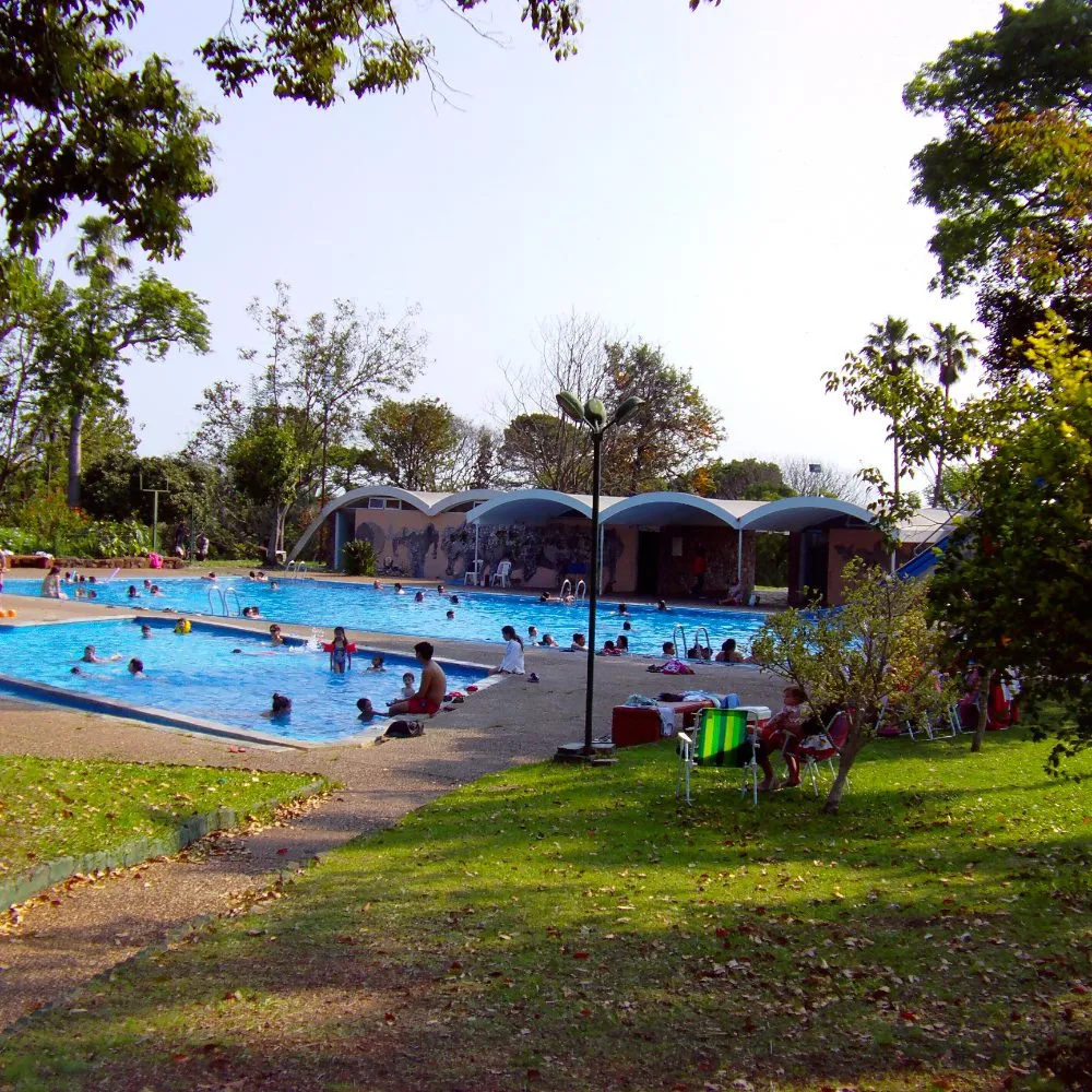 Piscinas termales de Termas del Arapey con visitantes